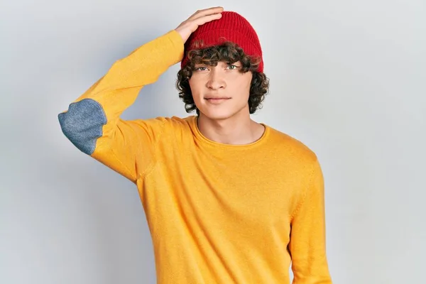 Όμορφος Νεαρός Άνδρας Που Φοράει Μάλλινο Καπέλο Μπερδεύει Και Αναρωτιέται — Φωτογραφία Αρχείου