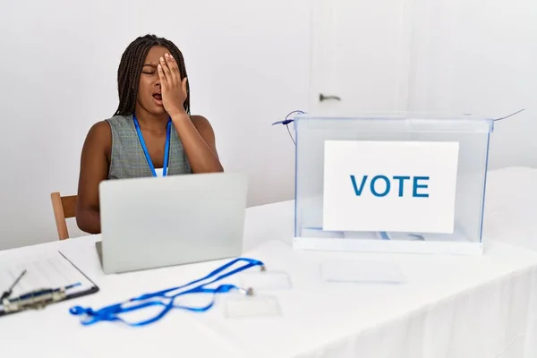 Jonge Afro Amerikaanse Vrouw Die Bij Politieke Verkiezingen Werkt Zit — Stockfoto