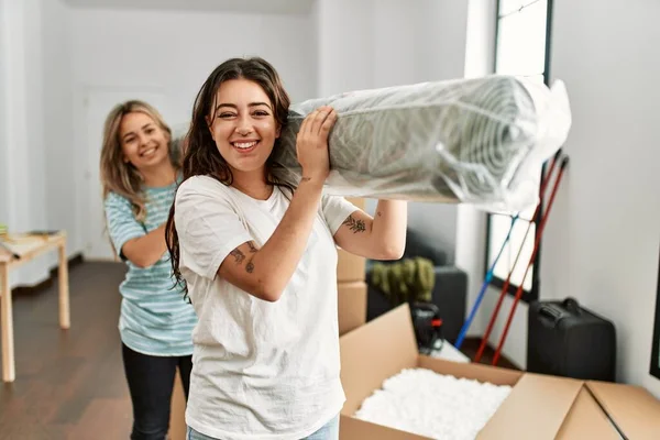 Jovem Casal Sorrindo Feliz Segurando Tapete Nova Casa — Fotografia de Stock