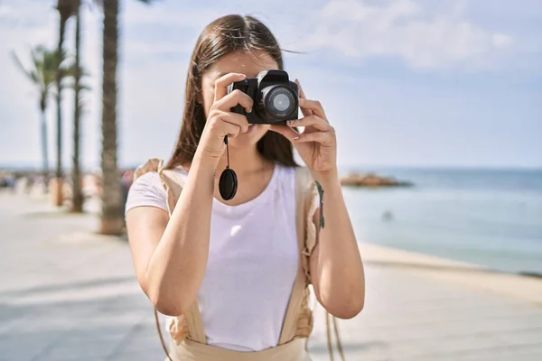 Ung Kinesisk Flicka Ler Glad Med Kameran Vid Strandpromenaden — Stockfoto