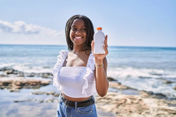Young African American Girl Smiling Happy Holding Sunscreen Lotion Beach — Stock Photo, Image