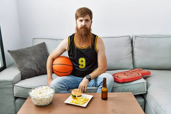 Caucasian Man Long Beard Holding Basketball Ball Cheering Game Relaxed — Stock Photo, Image