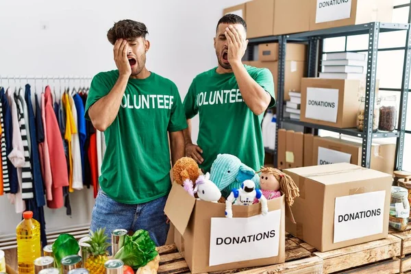 Pareja Gay Joven Vistiendo Camiseta Voluntaria Donaciones Están Bostezando Cansados —  Fotos de Stock