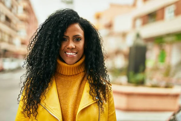 Mujer Afroamericana Mediana Edad Sonriendo Feliz Pie Ciudad — Foto de Stock