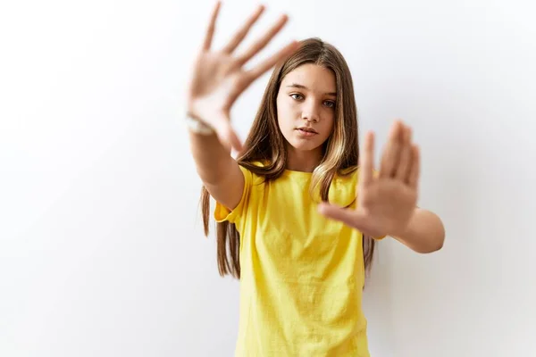 Giovane Adolescente Bruna Piedi Insieme Sfondo Isolato Facendo Cornice Usando — Foto Stock