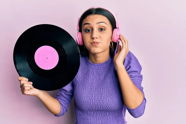 Mujer Hispana Joven Usando Auriculares Con Discos Vinilo Inflando Mejillas — Foto de Stock