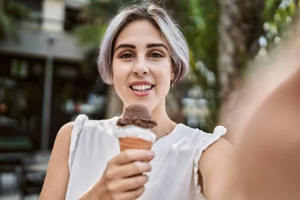 Joven Chica Caucásica Comiendo Helado Haciendo Selfie Por Cámara Ciudad —  Fotos de Stock