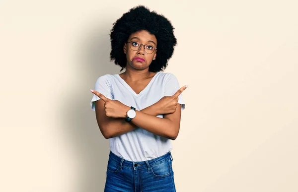 Fiatal Afro Amerikai Alkalmi Fehér Pólót Visel Mindkét Oldalra Mutatva — Stock Fotó