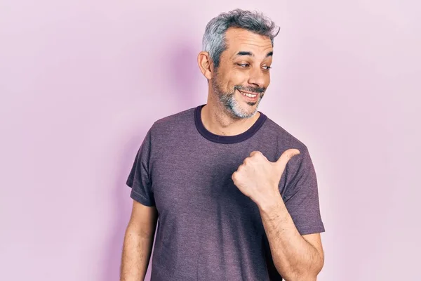 Bonito Homem Meia Idade Com Cabelos Grisalhos Vestindo Camiseta Casual — Fotografia de Stock