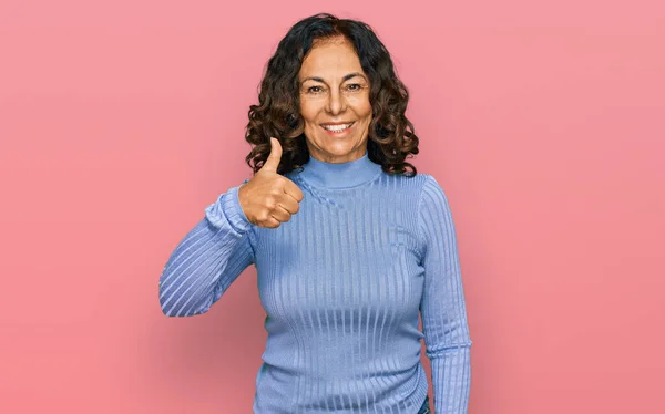 Mujer Hispana Mediana Edad Vistiendo Ropa Casual Sonriendo Feliz Positiva —  Fotos de Stock