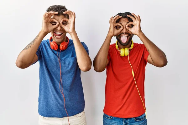 Молоді Іспаномовні Брати Стоять Над Ізольованим Фоном Носять Навушники Роблять — стокове фото