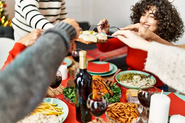 Grupo Jovens Sorrindo Feliz Tendo Jantar Natal Casa — Fotografia de Stock