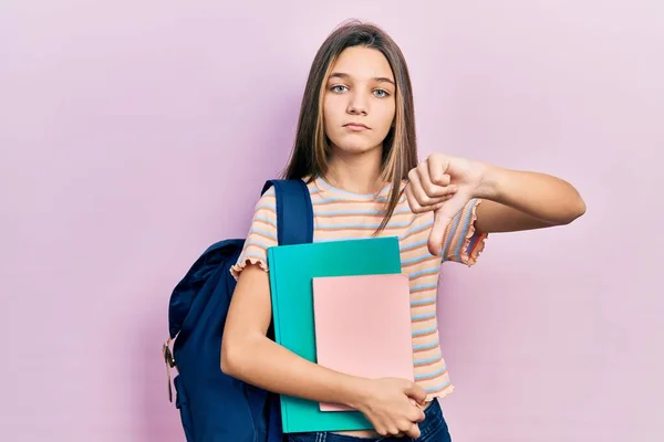 Chica Morena Joven Sosteniendo Mochila Estudiantil Libros Con Cara Enojada —  Fotos de Stock