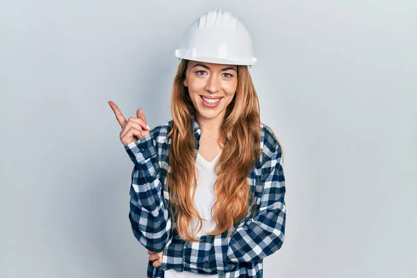 Ung Kaukasiska Kvinna Bär Arkitekt Hardhat Ler Glad Pekar Med — Stockfoto