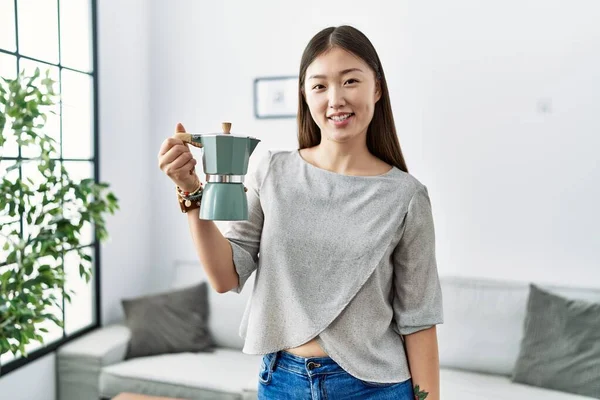 Ung Asiatisk Kvinna Som Håller Italiensk Kaffebryggare Ser Positiv Och — Stockfoto