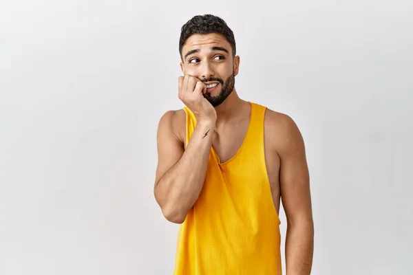 Homem Bonito Jovem Com Barba Sobre Fundo Isolado Olhando Estressado — Fotografia de Stock