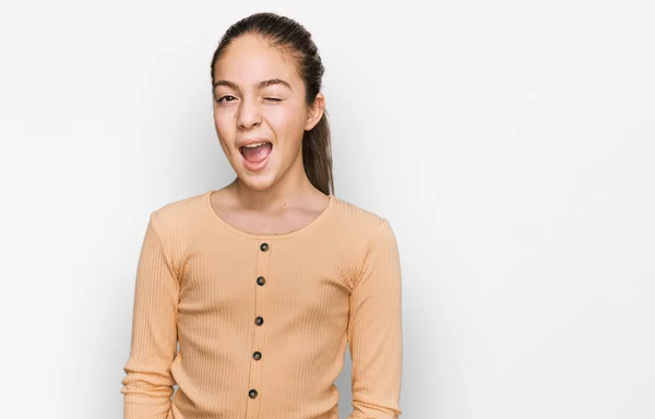 Schöne Brünette Kleine Mädchen Lässigem Pullover Zwinkert Die Kamera Mit — Stockfoto