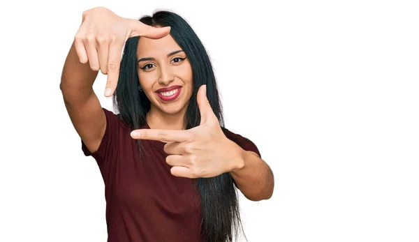 Junge Hispanische Mädchen Lässigem Shirt Lächelnd Rahmen Mit Händen Und — Stockfoto