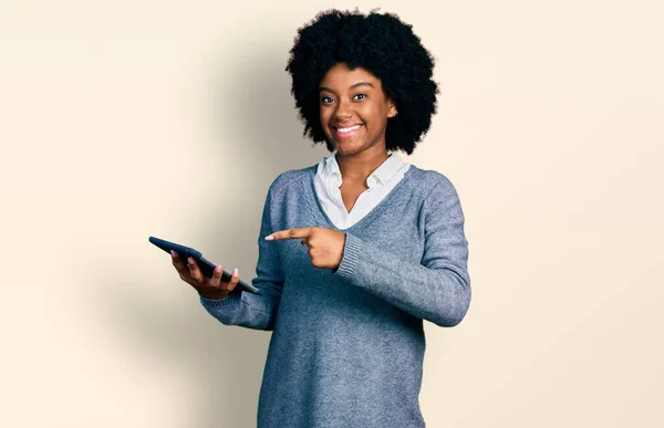 Joven Mujer Afroamericana Usando Dispositivo Touchpad Sonriendo Feliz Señalando Con —  Fotos de Stock