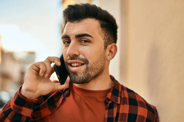 Joven Hombre Hispano Sonriendo Feliz Hablando Smartphone Ciudad —  Fotos de Stock