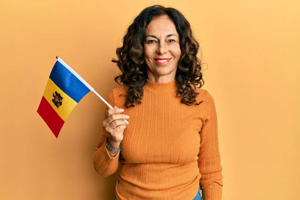 Moyen Age Femme Hispanique Tenant Drapeau Moldova Regardant Positif Heureux — Photo