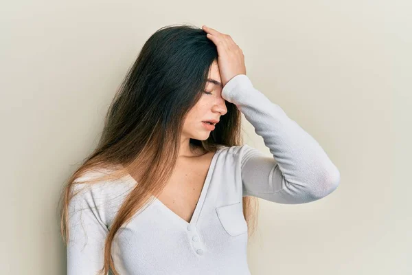 Ung Kaukasiska Kvinna Bär Casual Vit Shirt Förvånad Med Hand — Stockfoto