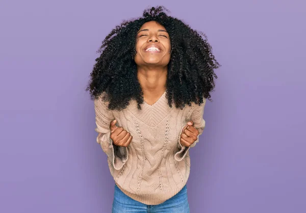 Chica Afroamericana Joven Con Ropa Casual Muy Feliz Emocionada Haciendo — Foto de Stock