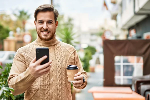 Joven Hombre Caucásico Usando Smartphone Bebiendo Café Ciudad —  Fotos de Stock