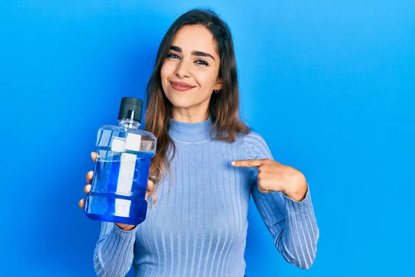 Menina Hispânica Jovem Segurando Enxaguatório Bucal Para Respiração Fresca Apontando — Fotografia de Stock