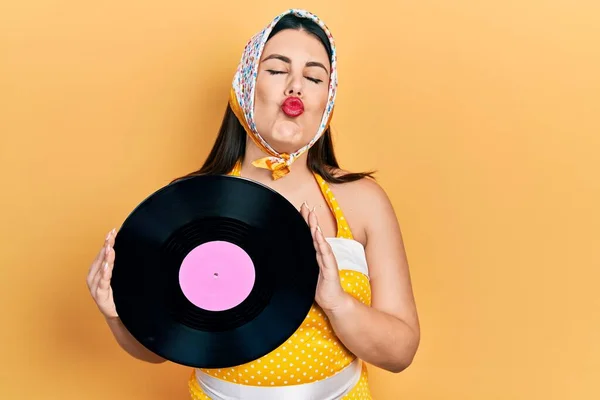 Joven Mujer Hispana Usando Pin Estilo Sosteniendo Disco Vinilo Mirando —  Fotos de Stock