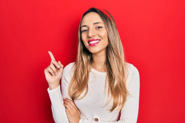 Hermosa Mujer Hispana Vestida Con Diadema Roja Con Una Gran — Foto de Stock