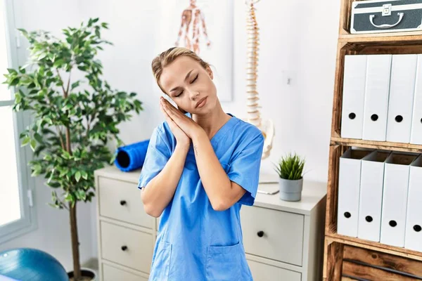 Mujer Joven Caucásica Que Trabaja Clínica Recuperación Del Dolor Durmiendo —  Fotos de Stock