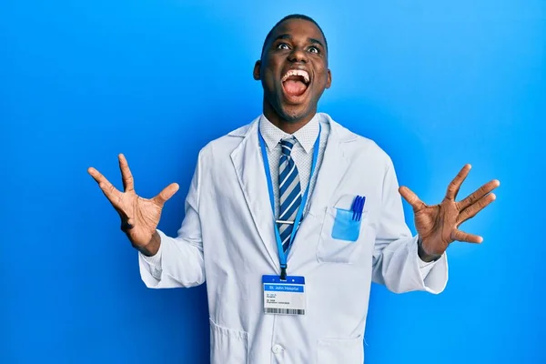 Jovem Afro Americano Vestindo Uniforme Cientista Louco Louco Gritando Gritando — Fotografia de Stock