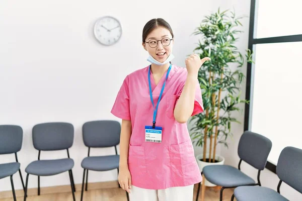 Jonge Aziatische Verpleegster Vrouw Medische Wachtkamer Glimlachen Met Gelukkig Gezicht — Stockfoto