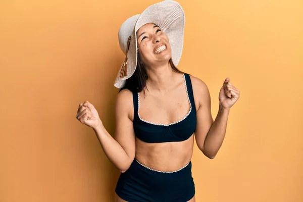 Jeune Femme Latine Portant Bikini Chapeau Été Très Heureux Excité — Photo