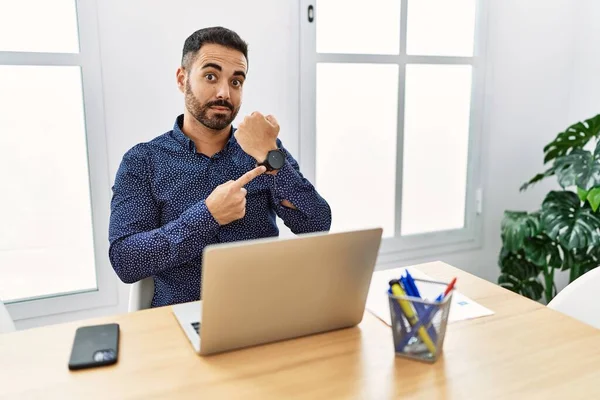 Joven Hispano Con Barba Trabajando Oficina Con Laptop Apurado Apuntando — Foto de Stock