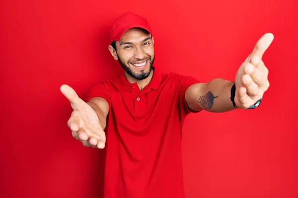 Hispanischer Mann Mit Bart Lieferuniform Und Schirmmütze Der Lächelnd Mit — Stockfoto