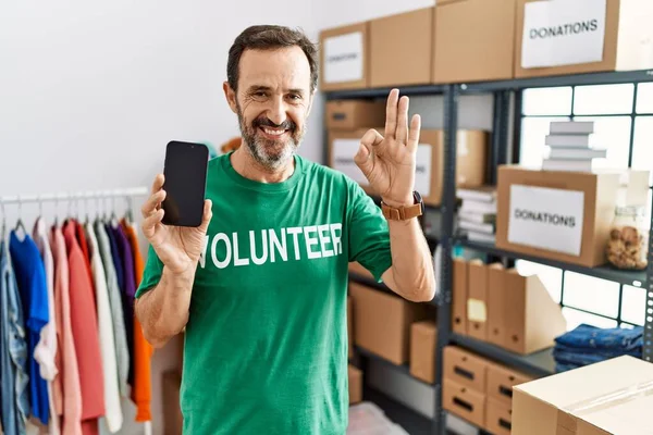 Orta Yaşlı Sakallı Gönüllü Tişörtlü Akıllı Telefon Tutan Gülümseyen Parmaklarıyla — Stok fotoğraf