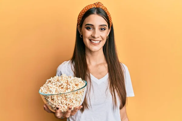 Krásná Brunetka Mladá Žena Drží Popcorn Vypadá Pozitivně Šťastně Stojící — Stock fotografie