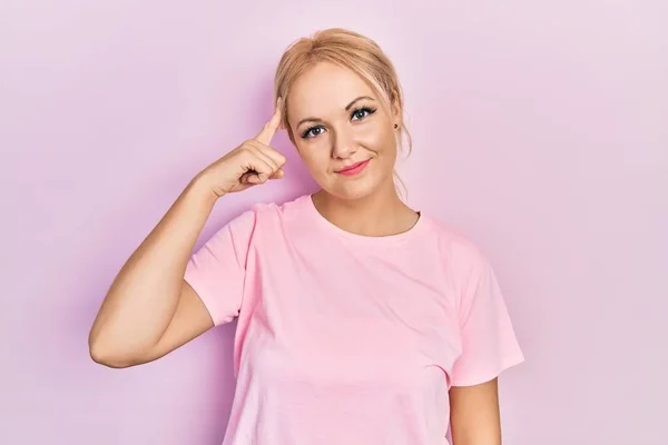 Jonge Blonde Vrouw Draagt Casual Roze Shirt Glimlachen Wijzend Naar — Stockfoto