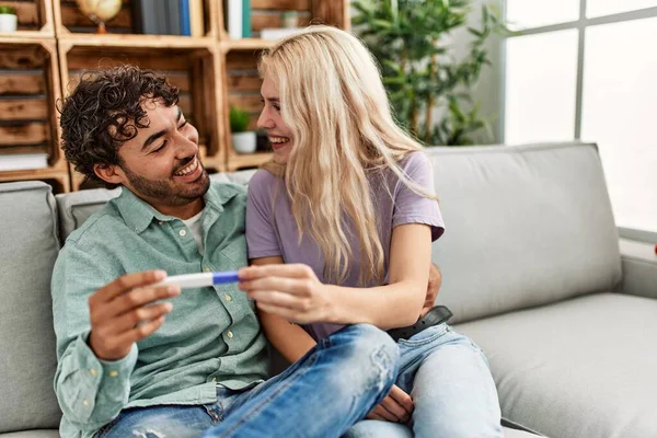 Jong Stel Glimlachen Gelukkig Uitziende Zwanger Testresultaat Thuis — Stockfoto