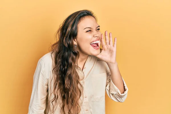 Chica Hispana Joven Con Ropa Casual Gritando Gritando Fuerte Lado —  Fotos de Stock