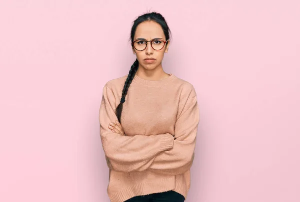 Ung Latinamerikansk Flicka Klädd Avslappnade Kläder Och Glasögon Skeptisk Och — Stockfoto