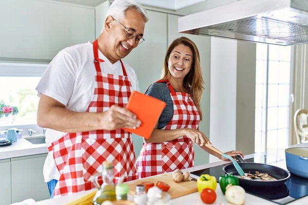 Casal Hispânico Meia Idade Sorrindo Cozinha Feliz Usando Touchpad Cozinha — Fotografia de Stock