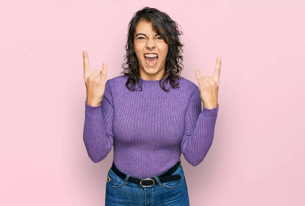 Young Hispanic Woman Wearing Casual Clothes Shouting Crazy Expression Doing — Stock Photo, Image