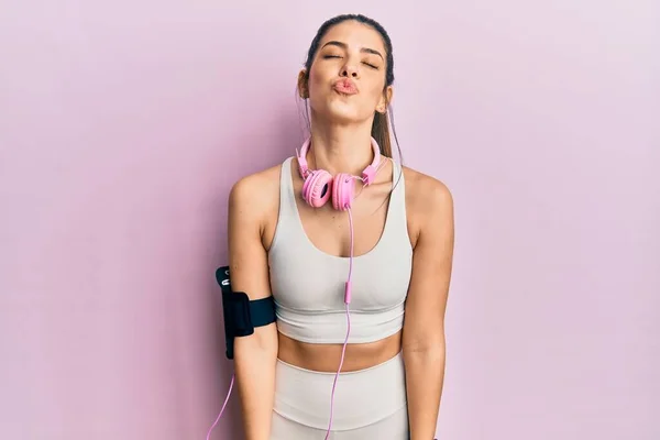 Ung Latinamerikansk Kvinna Klädd Gympakläder Och Med Hörlurar Tittar Kameran — Stockfoto