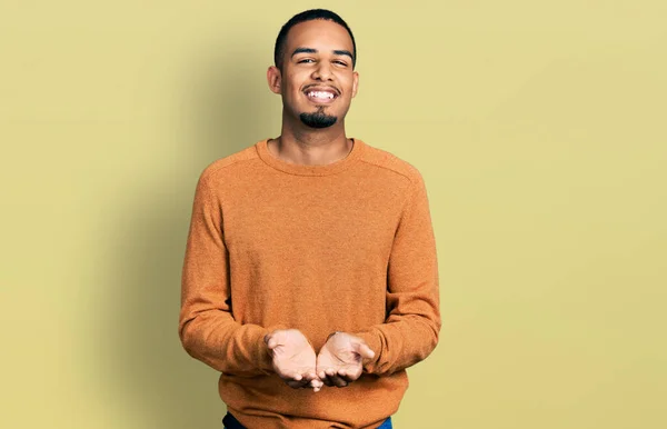 Jovem Afro Americano Vestindo Roupas Casuais Sorrindo Com Palmas Das — Fotografia de Stock