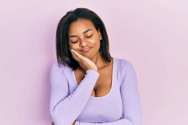 Jovem Afro Americana Vestindo Roupas Casuais Pensando Que Parece Cansado — Fotografia de Stock