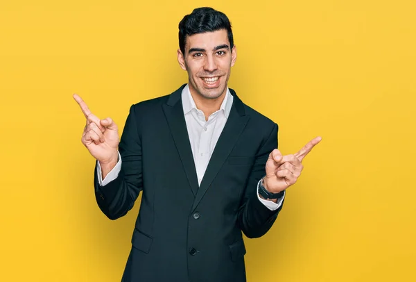 Bonito Homem Hispânico Vestindo Roupas Negócios Sorrindo Confiante Apontando Com — Fotografia de Stock