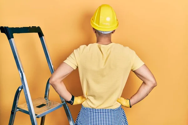 Bonito Homem Com Barba Por Escadas Construção Vestindo Hardhat Para — Fotografia de Stock